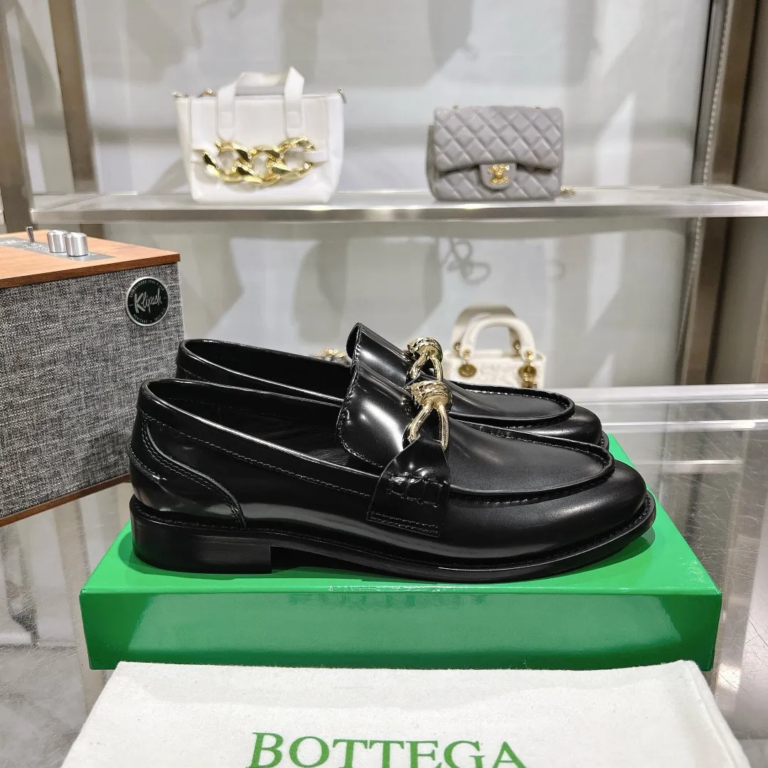 [BV] Top P: 860💰 Size: Female 35-39 (Female 40 custom-made) Male 39-44 (38.45 non-refundable) Bottega Veneta 2025 Autumn and Winter counter style! Small round toe loafers! Imported leather outsole! Imported open edge beaded cowhide! Solid color Niuli!